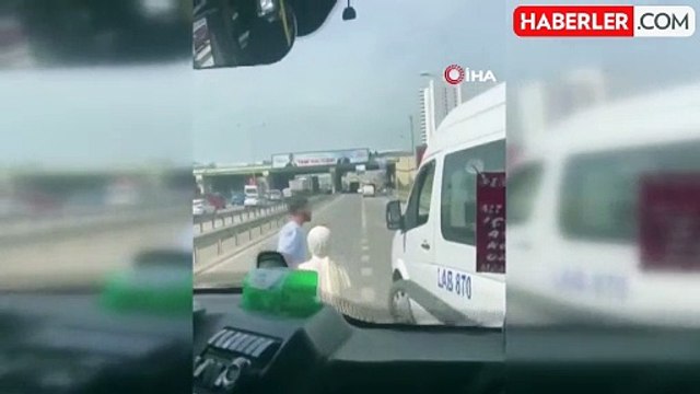 Minibüsçü, tartıştığı sürücüye bıçak çekti, müdahale etmek isteyen kadına tekme savurdu