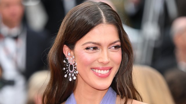 GALA VIDEO - Iris Mittenaere prend la pose avec ses soeurs, et elles sont aussi belles qu’elle !