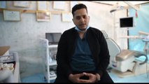 Gaza, un dentista trasforma una tenda in una clinica di fortuna