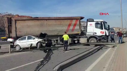 TIR park halindeki otomobile çarptı: Kilometrelerce kuyruk oluştu