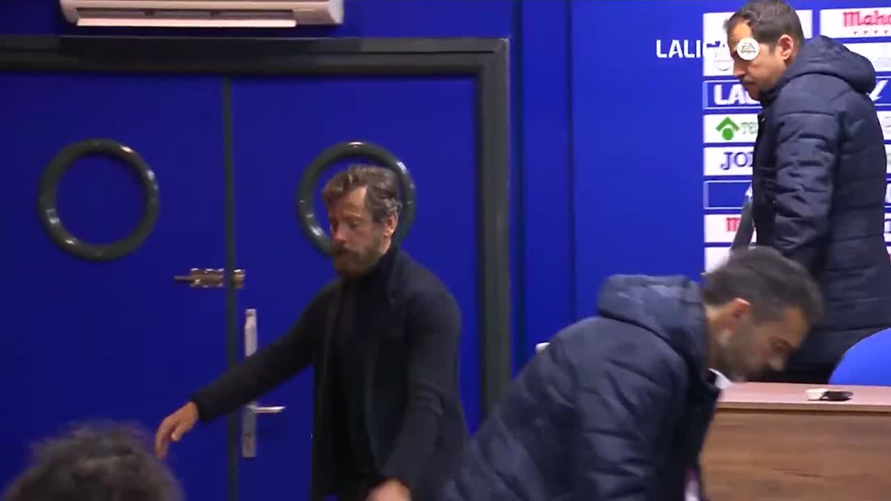 Quique Sánchez Flores, abatido tras la rueda de prensa