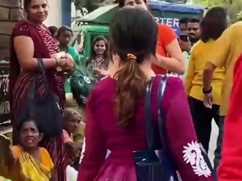 मंदिर के सामने सारा अली खान का दिखा ये अवतार, बोलीं- ‘वीडियो मत बनाओ’