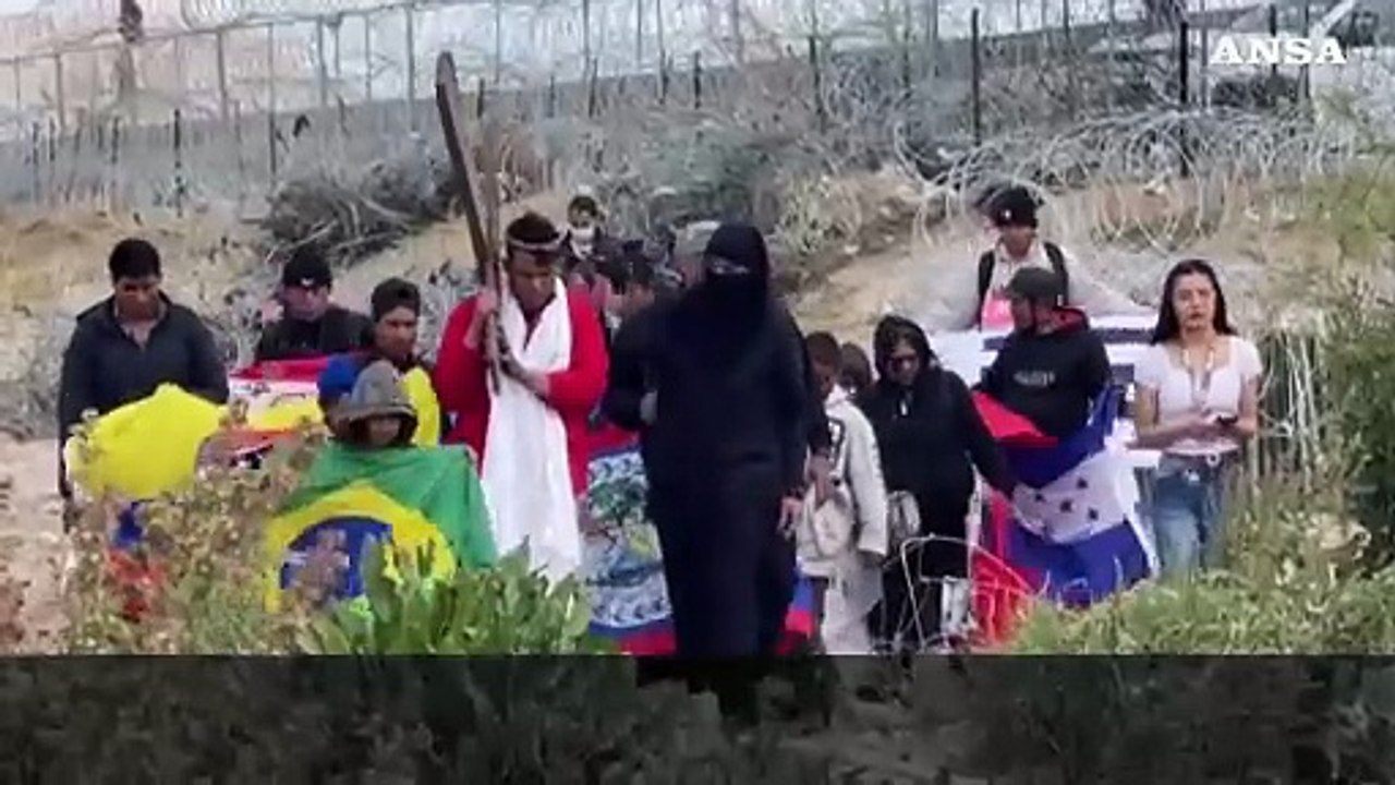 Immigranti cattolici ricreano la Via Crucis al...