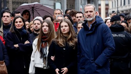 Los Reyes Felipe y Letizia, con sus hijas, Leonor y Sofía, en una procesión en Madrid