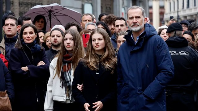 Los Reyes Felipe y Letizia, con sus hijas, Leonor y Sofía, en una procesión en Madrid