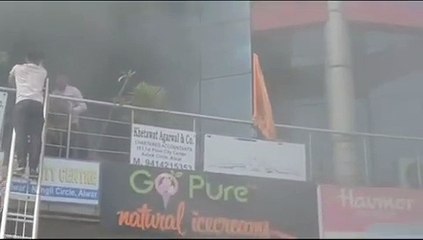 मॉल में लगी आग... धू धू कर जल गया ऑफिस ... देखें वीडियो
