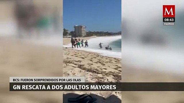 Elementos de la GN rescatan dos adultos mayores sorprendidos por las olas