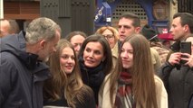 Los Reyes y sus hijas entre el público madrileño en la procesión del Encuentro