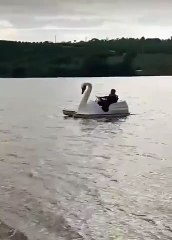 PM usa pedalinho para prender homem que pulou em lagoa para fugir no Espírito Santo