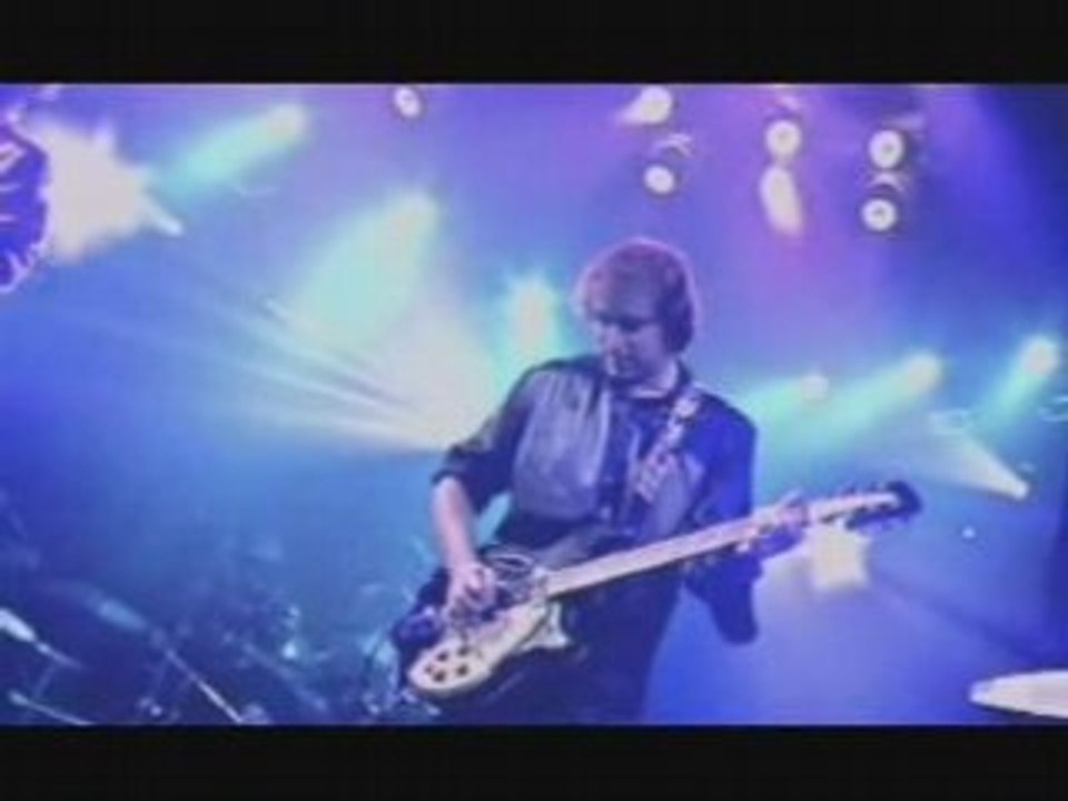 Rem - 06 - Fall On Me (Live Npa - Canal + FR - 9.03.1999)