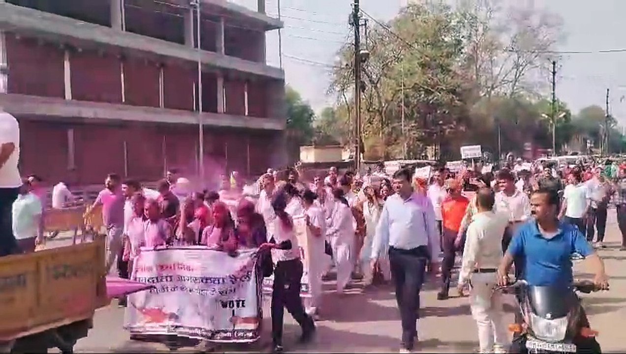 रंग पंचमी पर लोगों को गुलाल लगाकर की मतदान की अपील