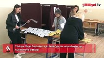 İzmir'de seçmenler sandık başında