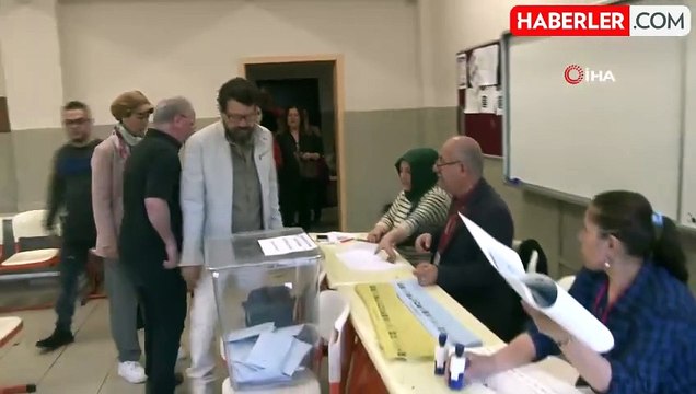 İlker Aksum, oy kullanırken pusulanın katlanmasının zor olduğunu belirtti