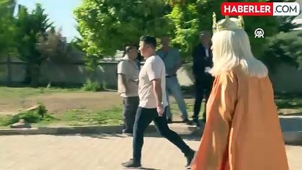 Adana'da Yerel Yöneticileri Seçmek İçin İlginç Kıyafetler