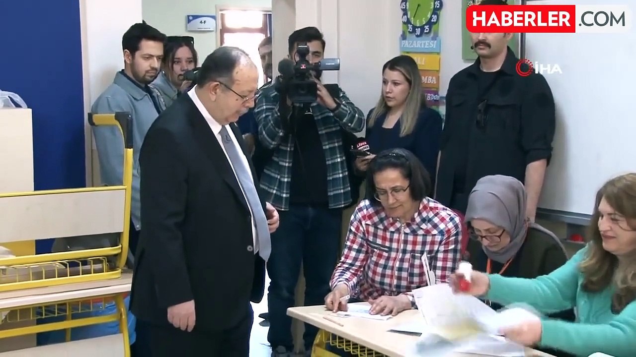 YSK Başkanı Yener, oyunu kullandı