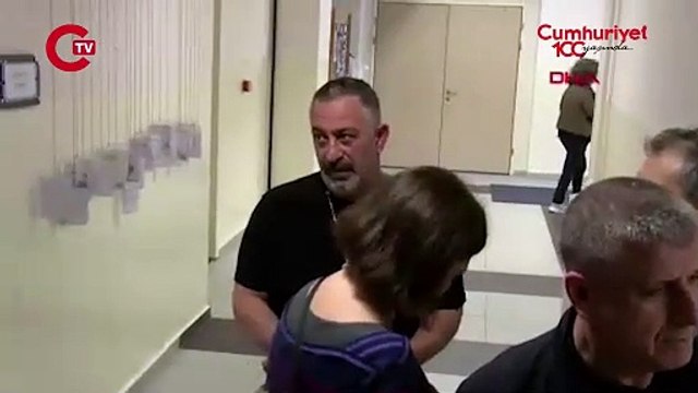 Candan Erçetin sandık görevlisi oldu, aynı okulda Cem Yılmaz oy kullandı