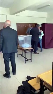 Şanlıurfa blok oy kullanmak isteyen gruba itiraz eden avukat darp edildi