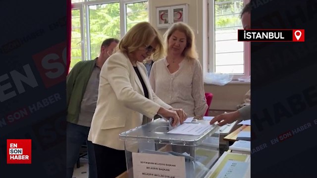 Eski başbakanlardan Tansu Çiller, oyunu Sarıyer'de kullandı