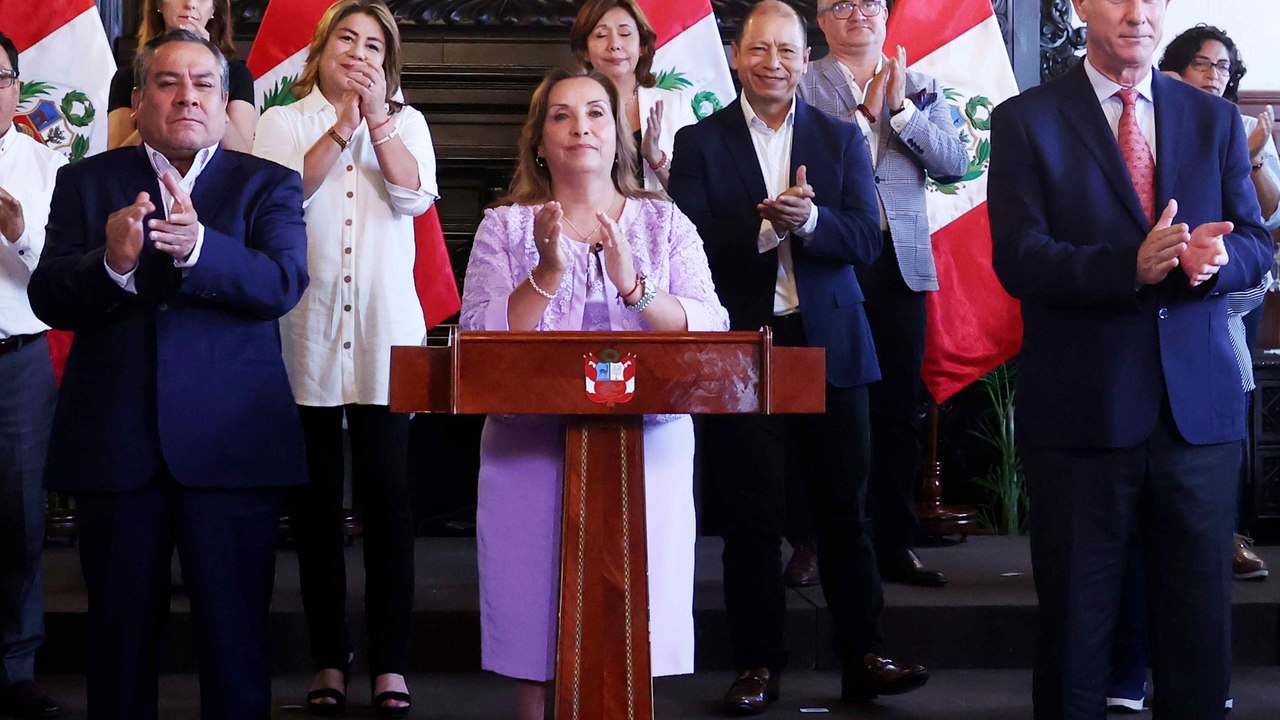Presidenta de Perú: "Me retiraré con las manos limpias"