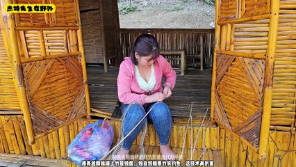 The beautiful village flower lives alone in the wild, catching fish for a living