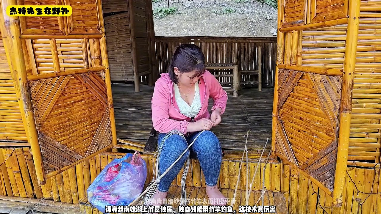 The beautiful village flower lives alone in the wild, catching fish for a living