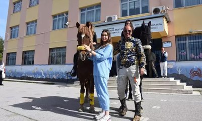 İzmir'de atları ile oy vermeye geldiler