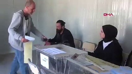 Hatay'da yurttaşlar konteynerde oy kullandı!