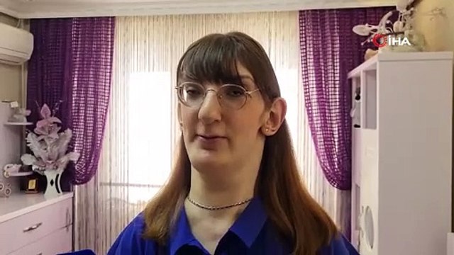 5 dünya rekoru bulunan “Dünyanın en uzun boylu kadını” oyunu kullandı