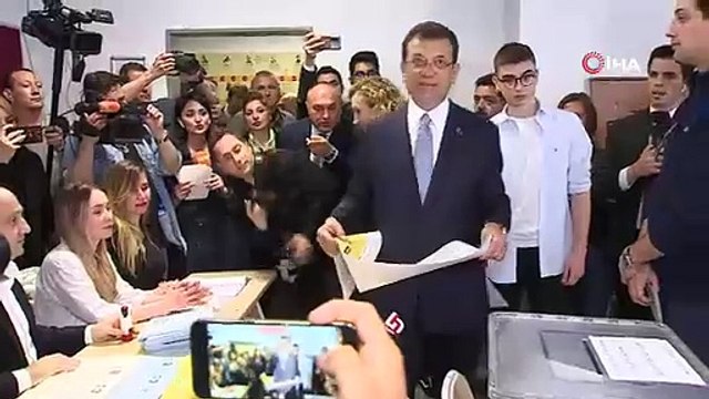 İBB Başkan Adayı Ekrem İmamoğlu, oyunu ailesiyle birlikte kullandı