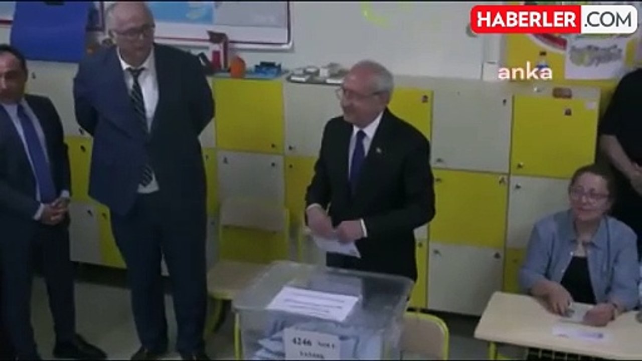 Kılıçdaroğlu ve eşi oyunu Arjantin İlkokulu'nda kullandı