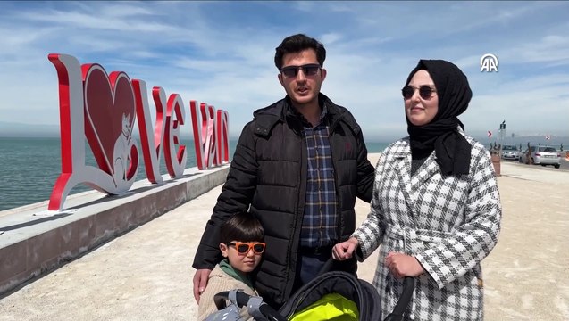 Oyunu kullanan vatandaşlar soluğu Van Gölü kıyılarında aldı