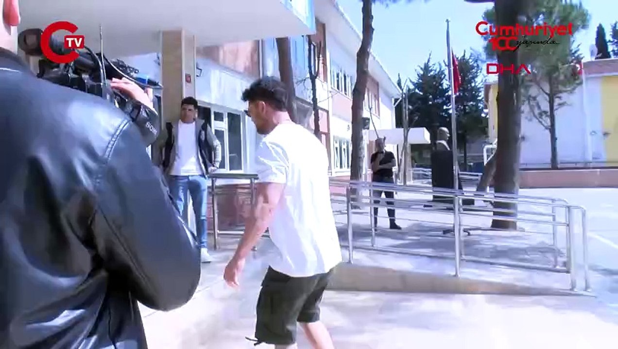 Murat Boz oy pusulasının uzunluğuna sitem etti: 'Yarım saat falan bekledim'