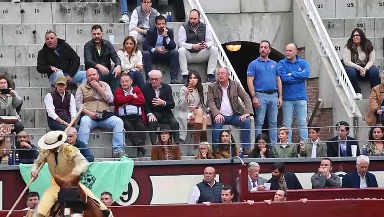 Luis Miguel Rodríguez ‘El Chatarrero’ saca su lado más cariñoso con una joven y atractiva mujer