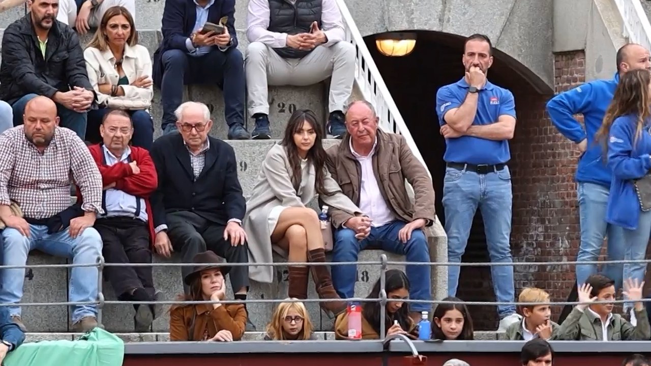 La misteriosa y joven mujer que ha ido a los toros con Luis Miguel Rodríguez 'El Chatarrero'