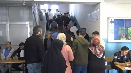 Avcılar'da 19 bin 249 seçmenin kayıtlı olduğu okulda yoğunluk