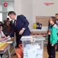 Zafer Partisi İBB adayı Azmi Karamahmutoğlu oy verdiği zarfı yanlışlıkla görevliye verdi