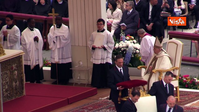 Messa di Pasqua, Papa Francesco lascia il posto al cardinale De Donatis per l'elevazione