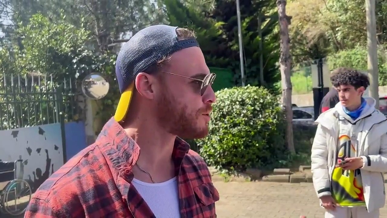Kerem Bursin'den olay hareket! Kendine de bastı