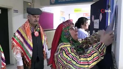 Yöresel kıyafetlerini giyen seçmen oy kullanmaya geldi