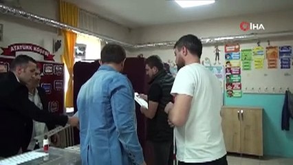Görme engelli vatandaş, özel pusula ile oy kullandı