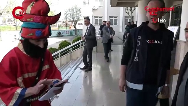 Seçmen renkli kostümleriyle sandığa gitti; İşte o anlar...