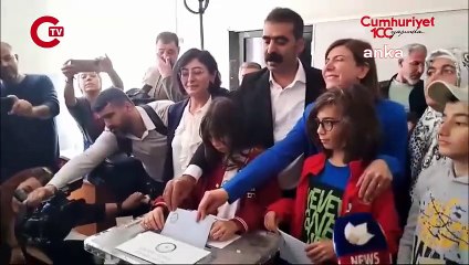 DEM Parti Diyarbakır Adayı Bucak oyunu kullandı_ Türkiye'nin demokrasi seçimi...