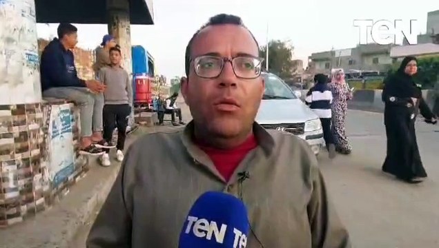 شباب قرية برق العز التابعة لمركز المنصورة يوزعون وجبات إفطار وعصائر على المسافرين