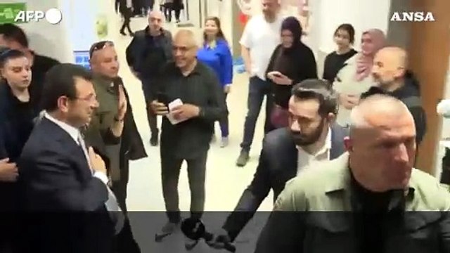 Amministrative in Turchia, il sindaco anti-Erdogan vota a Istanbul