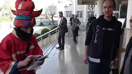 Karagöz kıyafeti giyip oy kullanmaya geldi