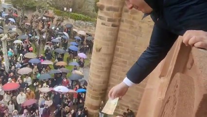 Lanzan 1.100 euros en billetes desde una balconada en Ezcaray