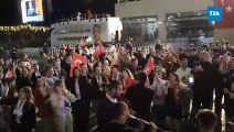 Ankara Büyükşehir Belediyesi önünde Ankara oyun havasıyla kutlamalar başladı: 