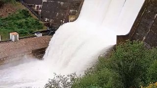 El embalse de fresneda aliviando agua.