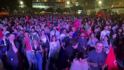 İzmir'de CHP'liler Cumhuriyet Meydanı'nda toplandı