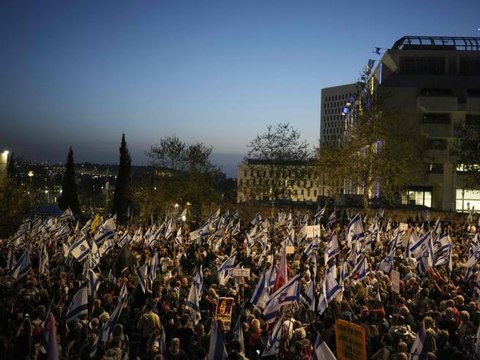 In 100mila in piazza davanti alla Knesset in Israele per chiedere nuove elezioni